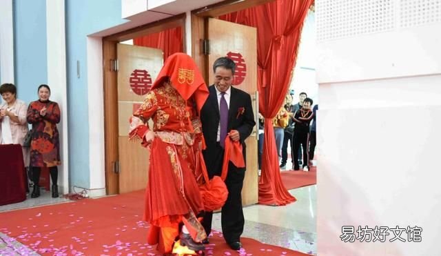 新娘子过门时为什么要跨火盆