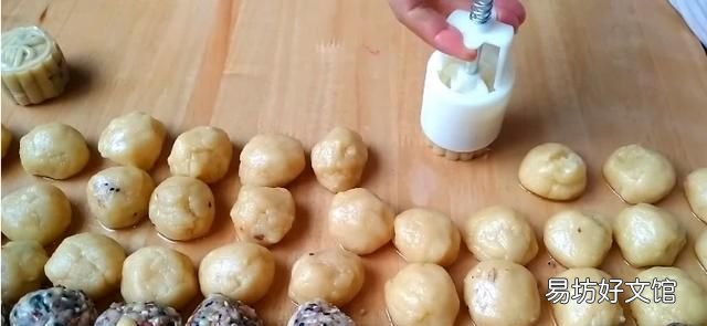 月饼用什么食材做的,月饼是怎么做出来的呢