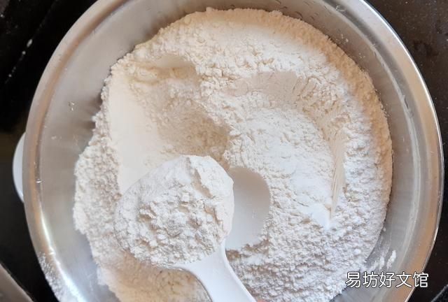 蒸馒头1kg面粉放多少水合适 蒸馒头一斤面粉放多少水合适