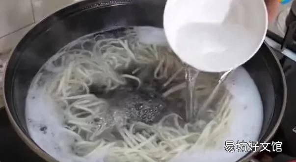 如何煮面条才能不粘锅