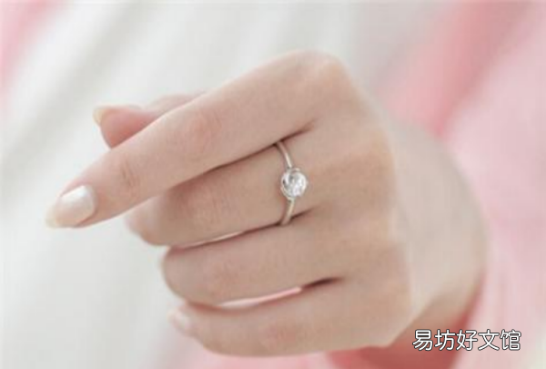 中指戒指说明什么，戒指带在中指是代表什么意思女士