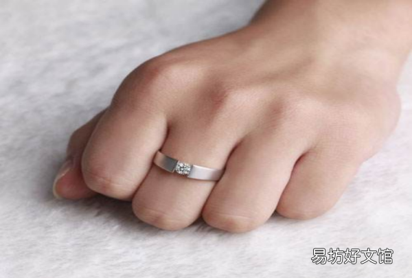 中指戒指说明什么，戒指带在中指是代表什么意思女士