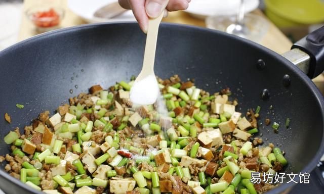炒菜时什么时候放盐合适,炒菜一斤肉放多少盐合适呢