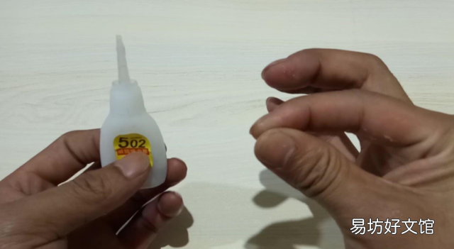 手指被502胶水大面积粘住 怎么办???
