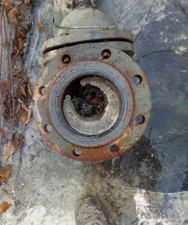 家里水管冻裂了怎么办,塑料水管冬天会冻裂吗