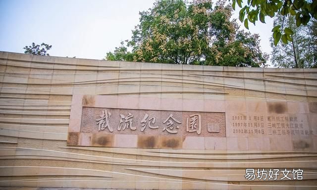 湖北省宜昌市三峽大壩景區,三峽大壩共耗資多少億