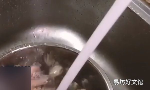 花甲怎么去除,花甲的黑屎怎么弄掉视频