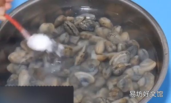 花甲怎么去除,花甲的黑屎怎么弄掉视频