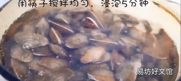 花甲怎么去除,花甲的黑屎怎么弄掉视频