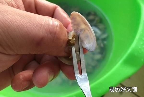 花甲怎么去除,花甲的黑屎怎么弄掉视频