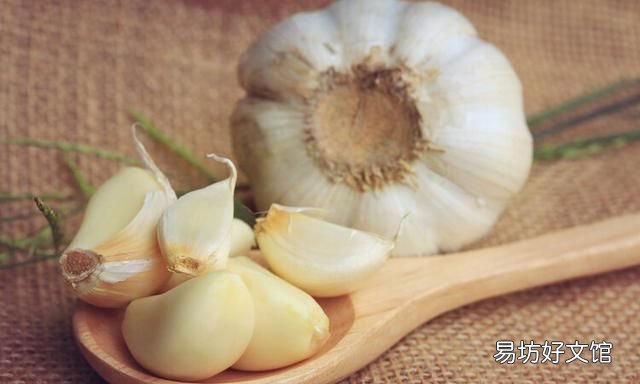 大蒜生吃更能發揮殺菌抗癌作用,生吃大蒜殺菌抗癌