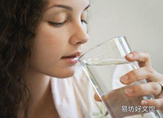 鞠婧祎8杯水最佳时间表 一天8杯水正确喝水时间表以及量