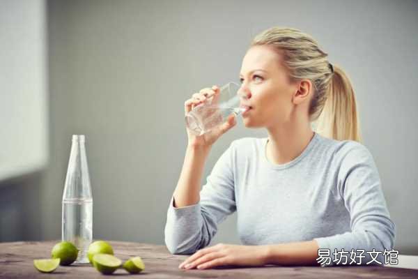 鞠婧祎8杯水最佳时间表 一天8杯水正确喝水时间表以及量