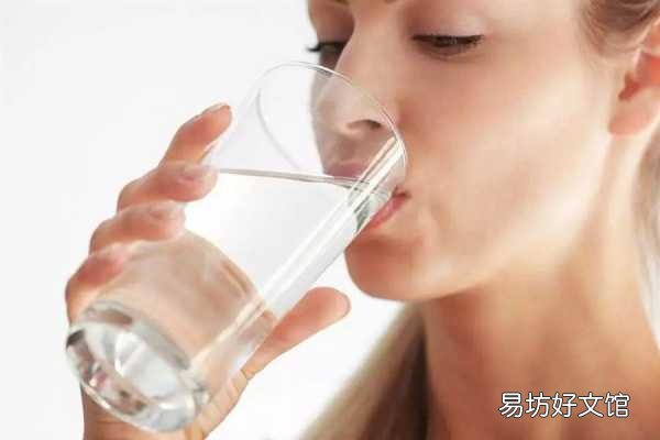 鞠婧祎8杯水最佳时间表 一天8杯水正确喝水时间表以及量