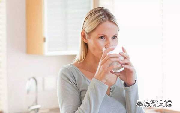 鞠婧祎8杯水最佳时间表 一天8杯水正确喝水时间表以及量