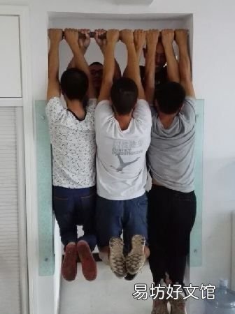 门上单杠怎么安装,想要在家中安装一个单杠锻炼身体的仪器