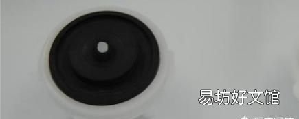 马桶堵了水已经满了怎么办，马桶水满了还在加水怎么办啊