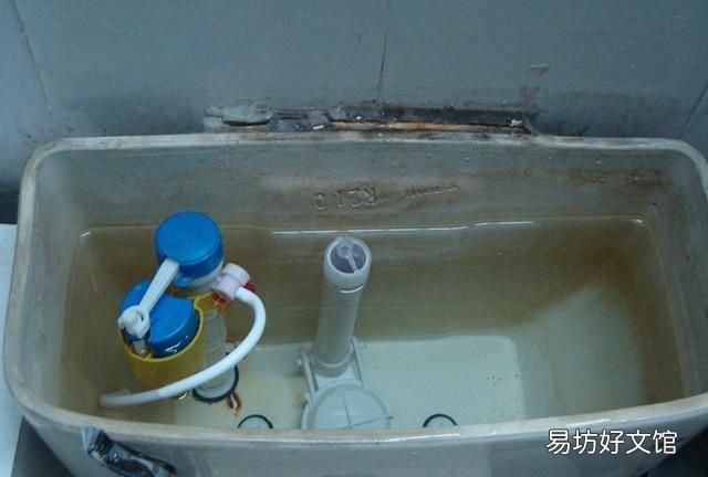 马桶堵了水已经满了怎么办，马桶水满了还在加水怎么办啊