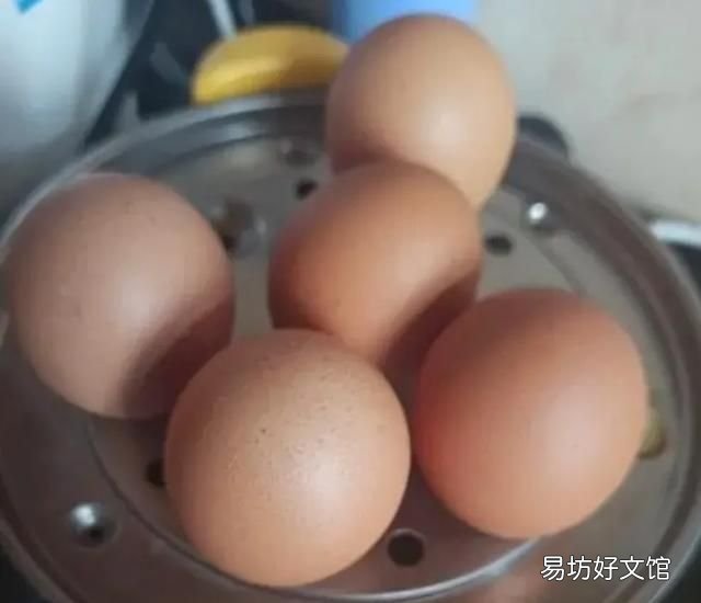 蒸实蛋十个鸡蛋多少水,蒸一个鸡蛋放多少水合适