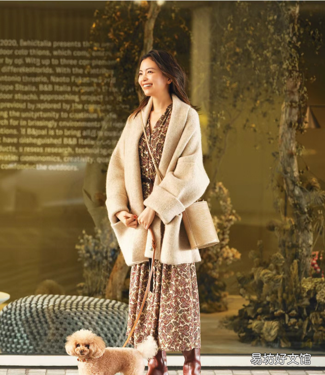 今年秋天火了一种穿法——靴子+裙子,时髦显瘦,关键还有女人味