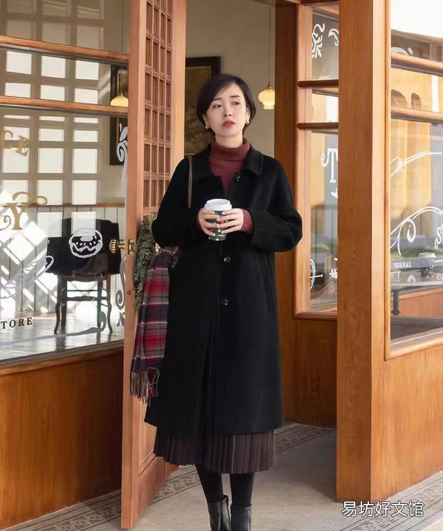 今年秋天火了一种穿法——靴子+裙子,时髦显瘦,关键还有女人味