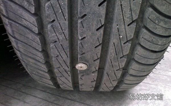 汽车轮胎被扎没漏气需要补,汽车轮胎扎了个小钉子拔还是不拔
