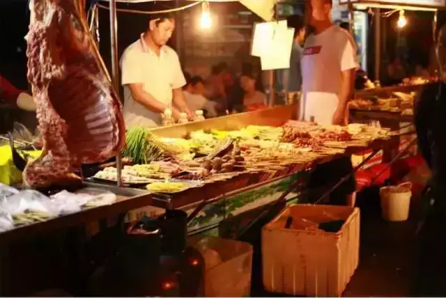 一览昆明最火爆12条夜市街 昆明夜市地摊一条街在哪里