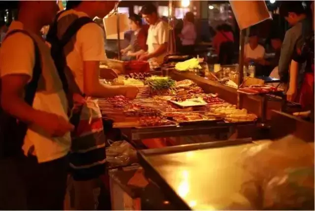 一览昆明最火爆12条夜市街 昆明夜市地摊一条街在哪里