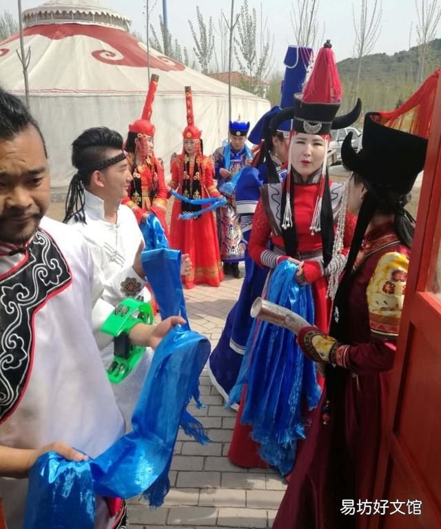 内蒙古的传统服饰蒙古袍蕴含着哪些文化内涵