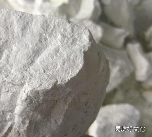 屋里很潮湿有什么办法，屋里潮湿怎么解决 开空调有用吗