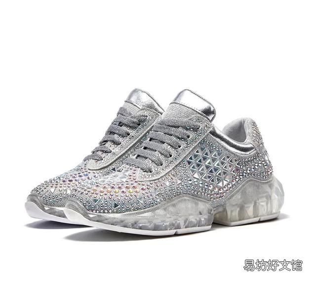 黑色裤子配什么颜色鞋子，银色鞋子可以配什么颜色