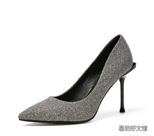 黑色裤子配什么颜色鞋子，银色鞋子可以配什么颜色