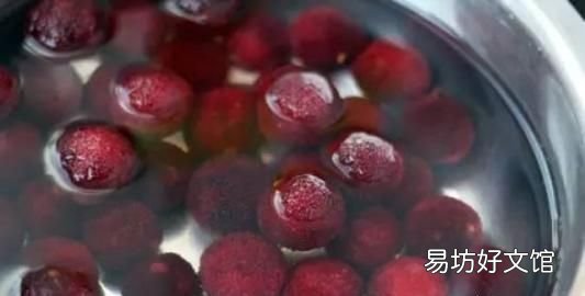 为什么盐水可以泡出杨梅里面的虫子