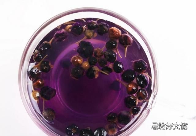 泡黑枸杞用多少度的水：为什么黑枸杞泡水会变颜色？