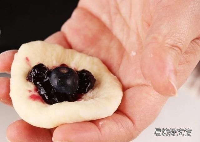 哪些水果可以做馅：奶油蔓越莓面包