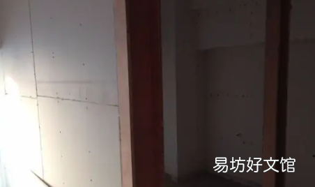 墙面返潮发霉补墙膏有效,老房子的一面墙渗水起皮严重怎么办