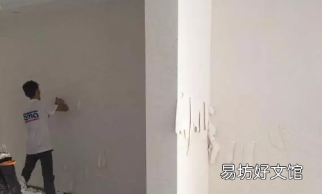 墙面返潮发霉补墙膏有效,老房子的一面墙渗水起皮严重怎么办