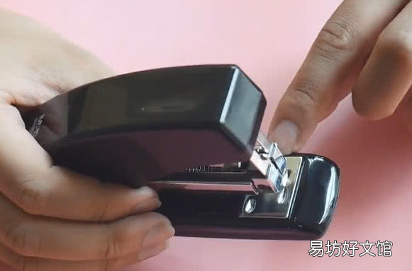 图解订书机正确的用法 得力订书机怎么装钉子