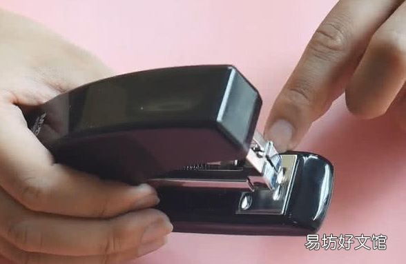 图解订书机正确的用法 得力订书机怎么装钉子