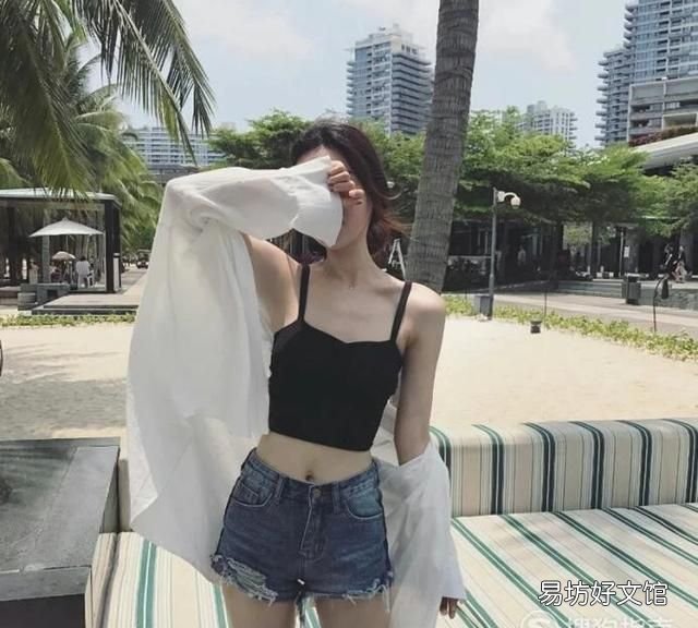 蓝色抹胸上衣搭配破洞牛仔裤，展现女神魅力， 抹胸里面穿什么