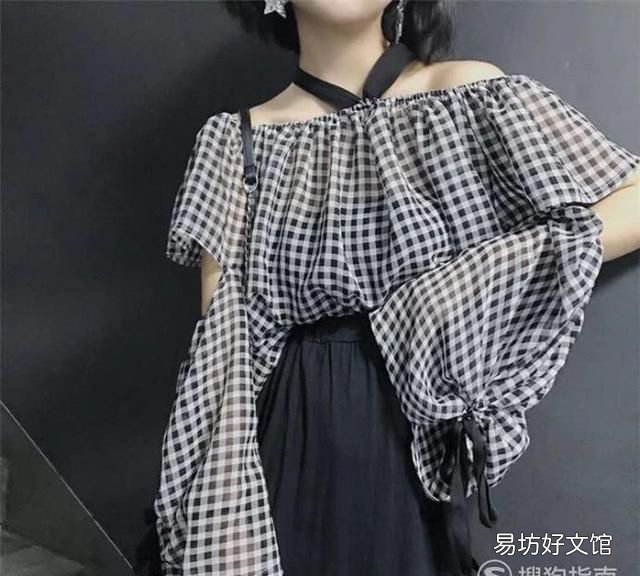 蓝色抹胸上衣搭配破洞牛仔裤，展现女神魅力， 抹胸里面穿什么