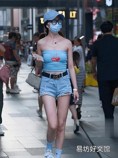 蓝色抹胸上衣搭配破洞牛仔裤，展现女神魅力， 抹胸里面穿什么