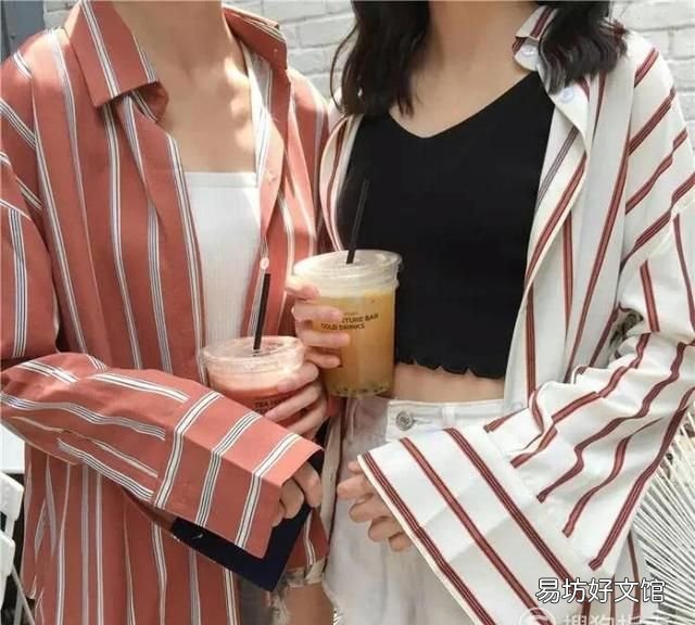 蓝色抹胸上衣搭配破洞牛仔裤，展现女神魅力， 抹胸里面穿什么