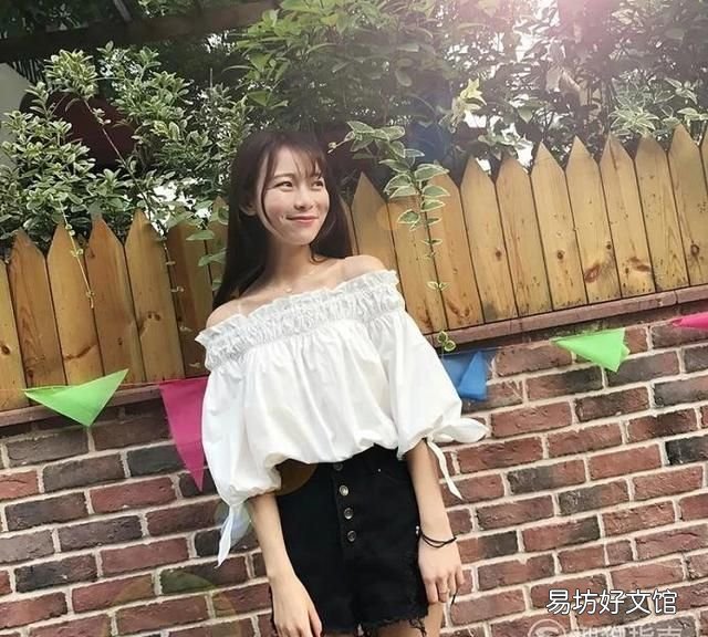 蓝色抹胸上衣搭配破洞牛仔裤，展现女神魅力， 抹胸里面穿什么