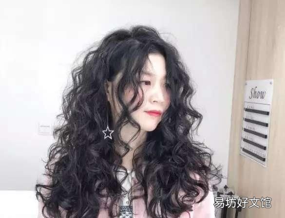 以前一直用冷烫烫头发,今年理发师推荐热烫,结果头发烫焦了,冷烫好还是热烫好