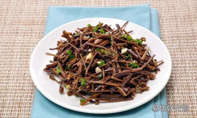 很多网友说蕨菜不能吃,专家说吃蕨菜致癌,为什么农村人还吃