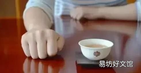 喝茶的扣手礼仪 正确的扣手礼仪