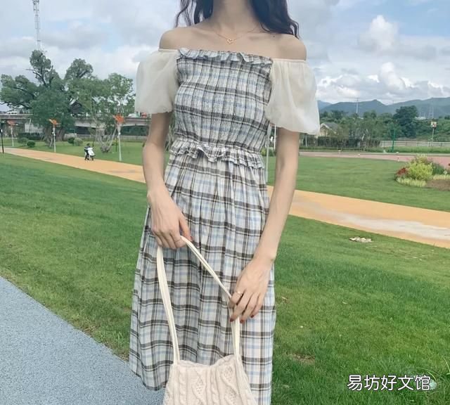 露肩衣服怎么防止往上滑:怎样让一字肩不往上跑?