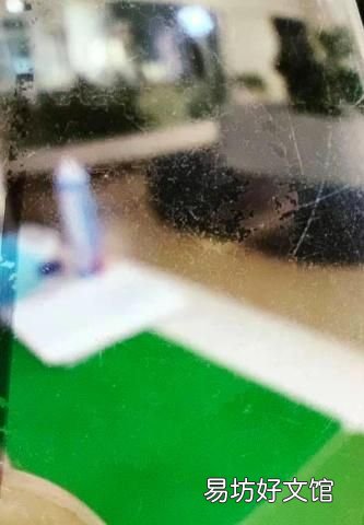 买眼镜送的那块布不是擦镜片用的