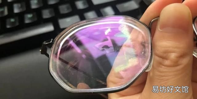 买眼镜送的那块布不是擦镜片用的